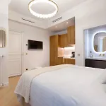 Charming Pied-A-Terre Champs-Elysee