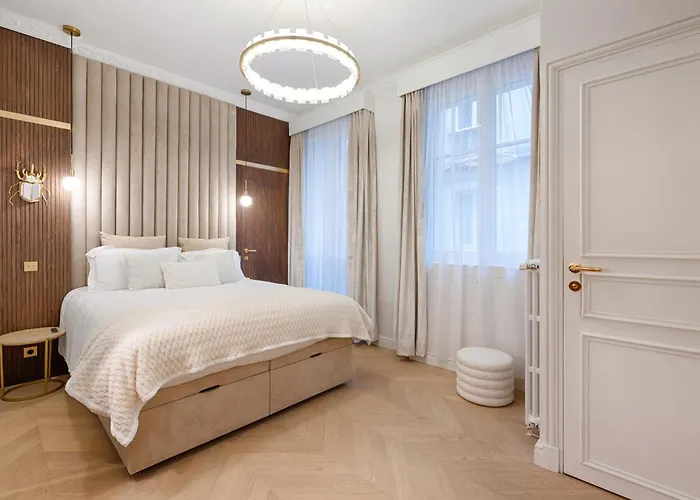 Charming Pied-A-Terre Champs-Elysee